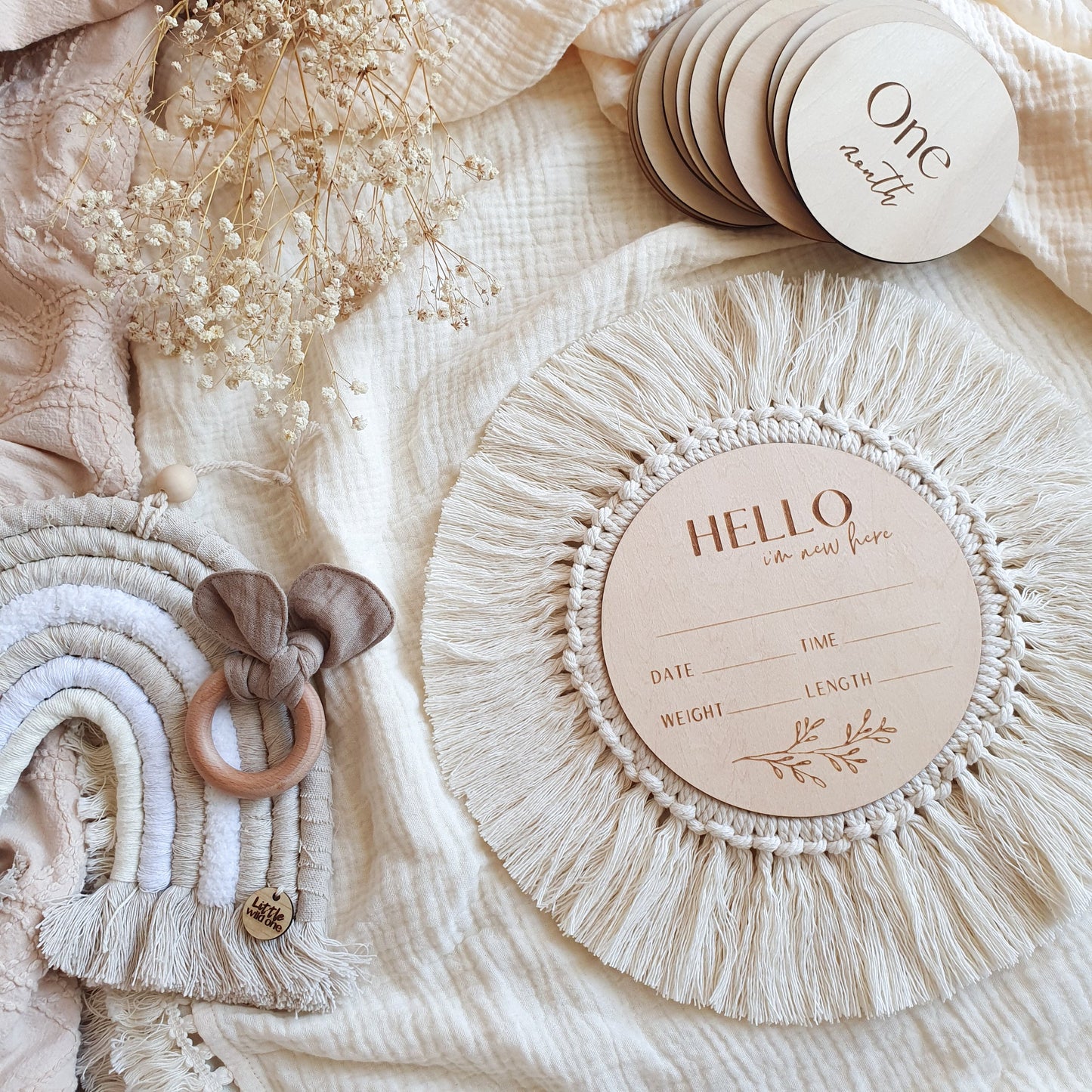 Boho Bébé | Disque d'annonce de naissance à franges en bois - « Bonjour, je suis nouveau ici »