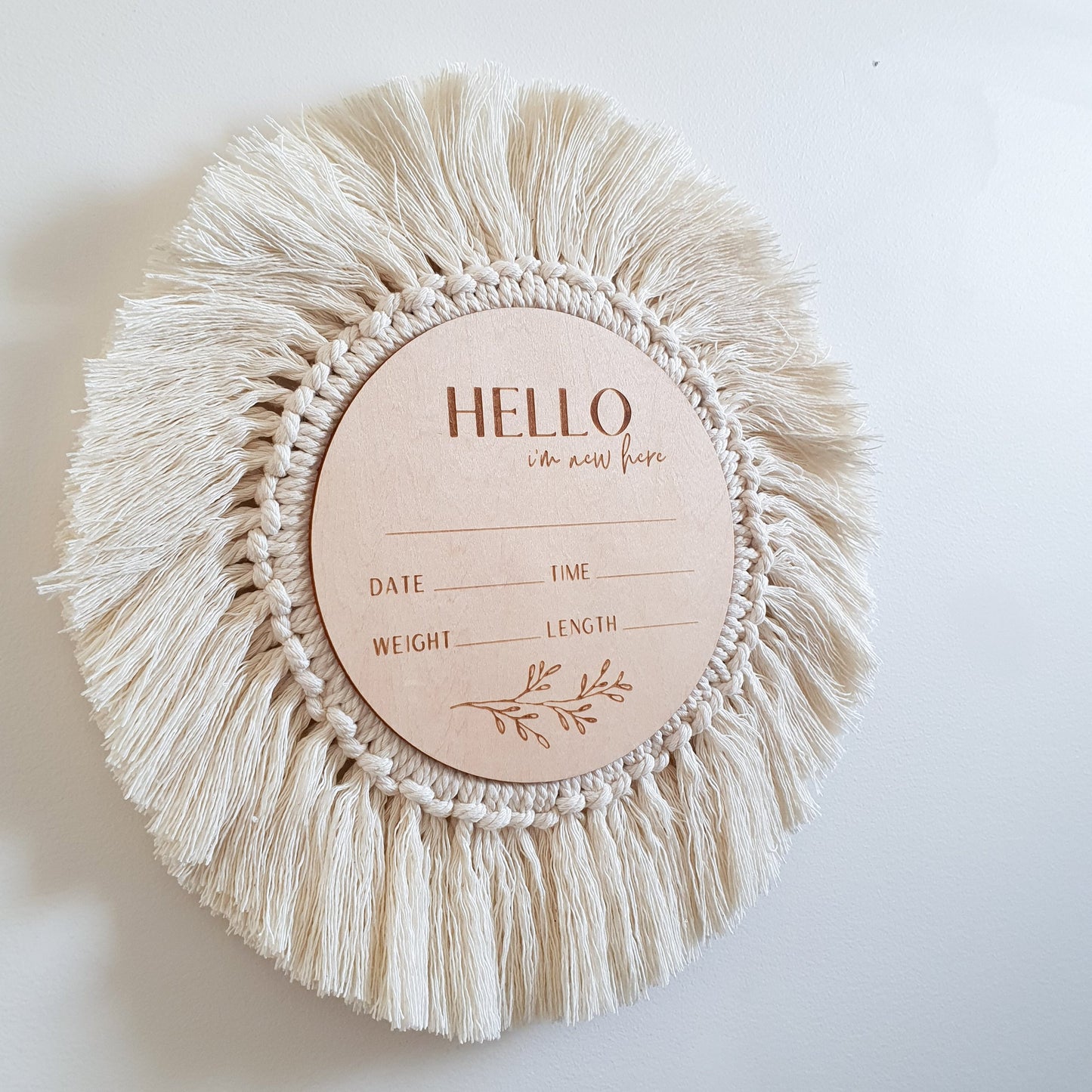 Boho Bébé | Disque d'annonce de naissance à franges en bois - « Bonjour, je suis nouveau ici »