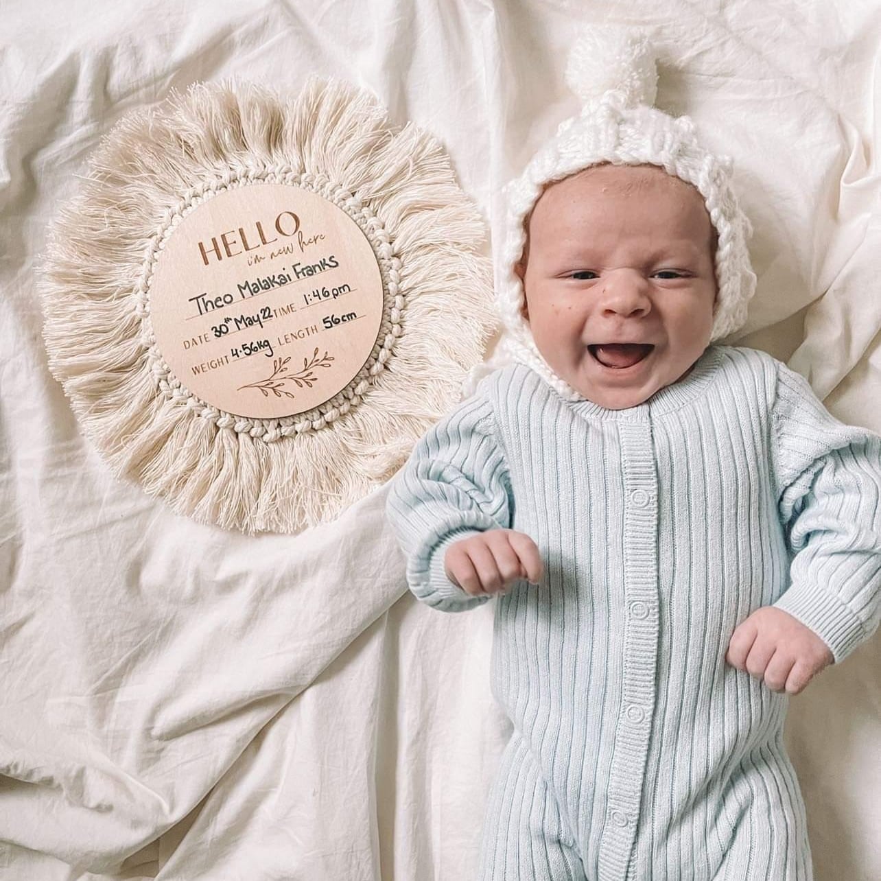 Boho-Baby | Geburtsanzeige-Scheibe aus Holz mit Fransen – „Hallo, ich bin neu hier“