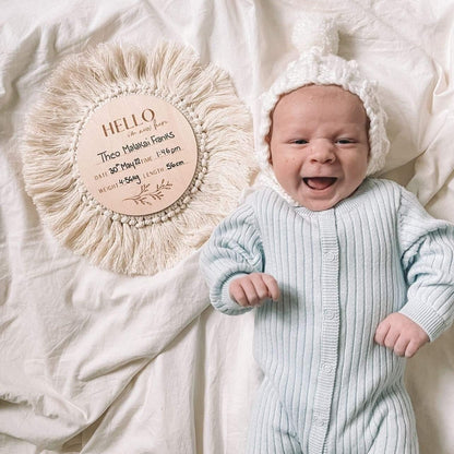 Boho Bébé | Disque d'annonce de naissance à franges en bois - « Bonjour, je suis nouveau ici »