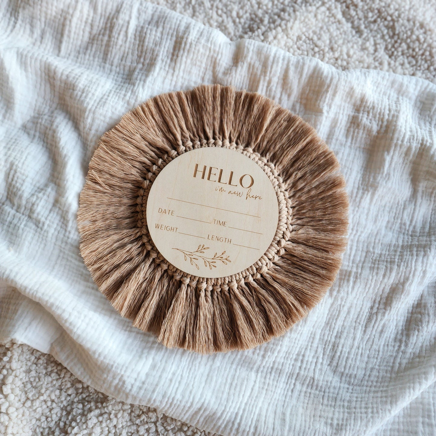 Boho Bébé | Disque d'annonce de naissance à franges en bois - « Bonjour, je suis nouveau ici »