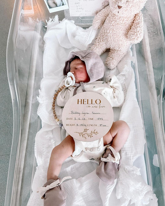 Boho-Baby-Geburtsanzeige-Scheibe aus Holz – „Hallo, ich bin neu hier“